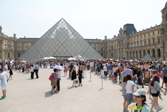 Louvre da record