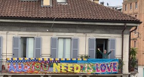 Sul-Corriere-l’installazione-dell’artista-Felipe-Cardena-titolo-All-we-Need-is-Love