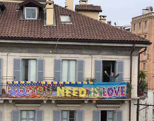 Sul-Corriere-l’installazione-dell’artista-Felipe-Cardena-titolo-All-we-Need-is-Love